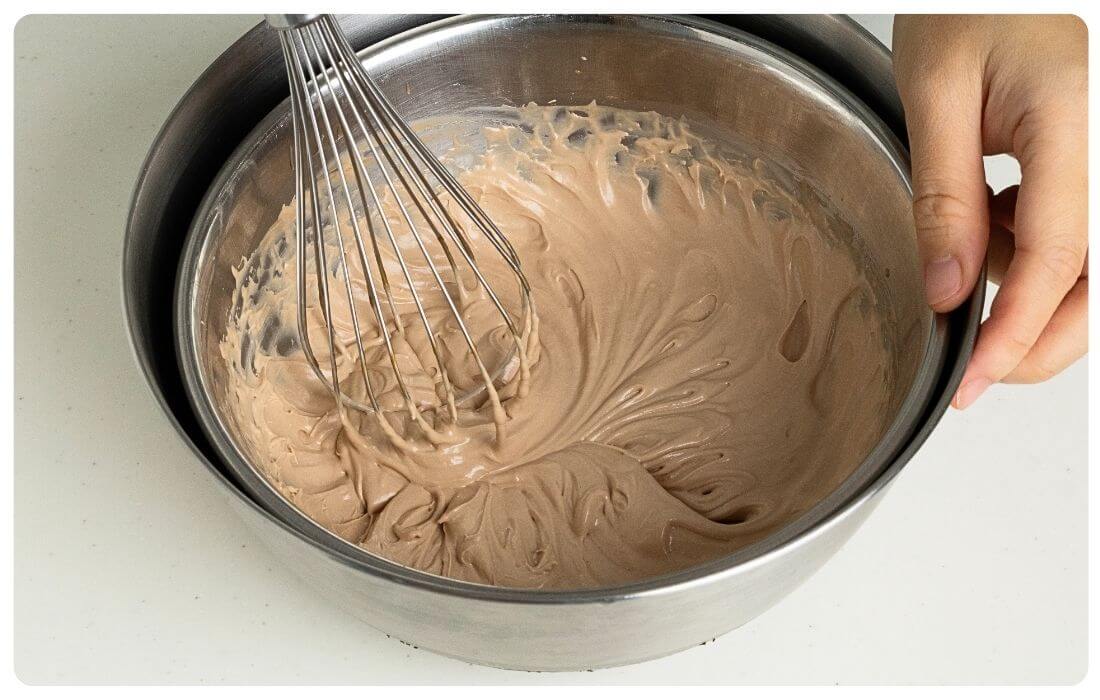 ゆるめに泡立てたチョコ生クリームの写真