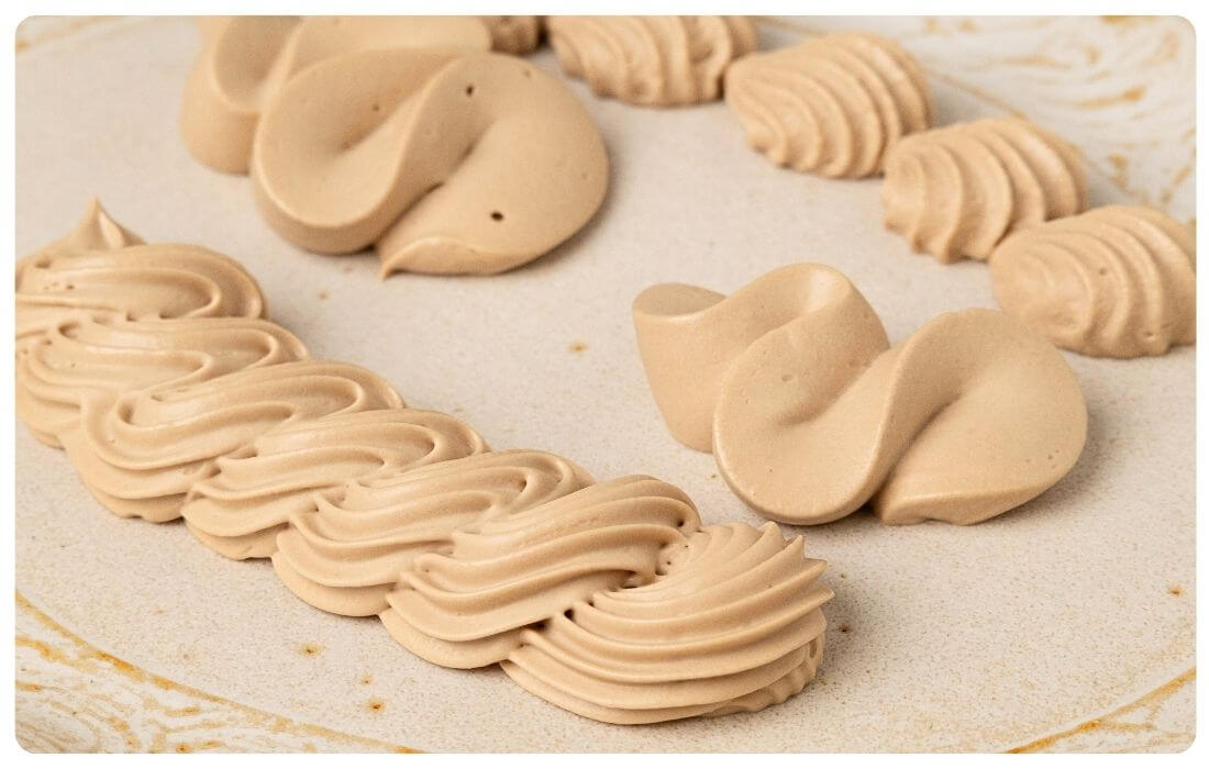 チョコ生クリーム絞りの写真