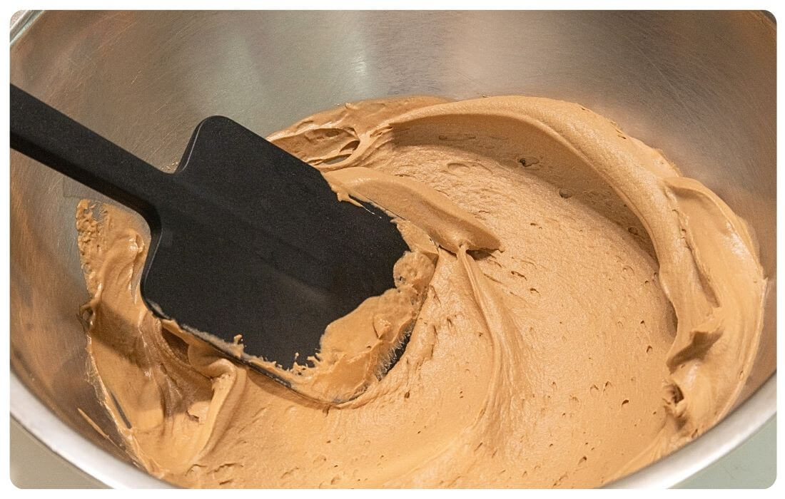 固めに泡立てたチョコ生クリームの写真