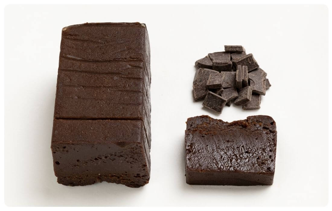 スイートチョコとスイートチョコで作ったテリーヌの写真