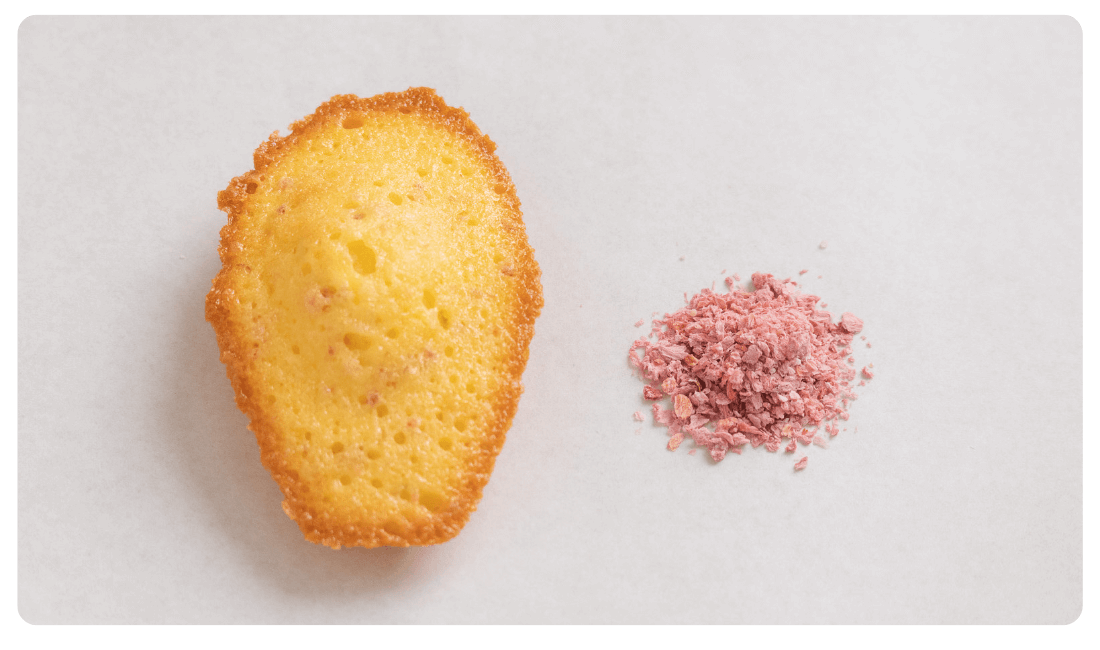 桜フレークと桜フレークを使ったマドレーヌの写真