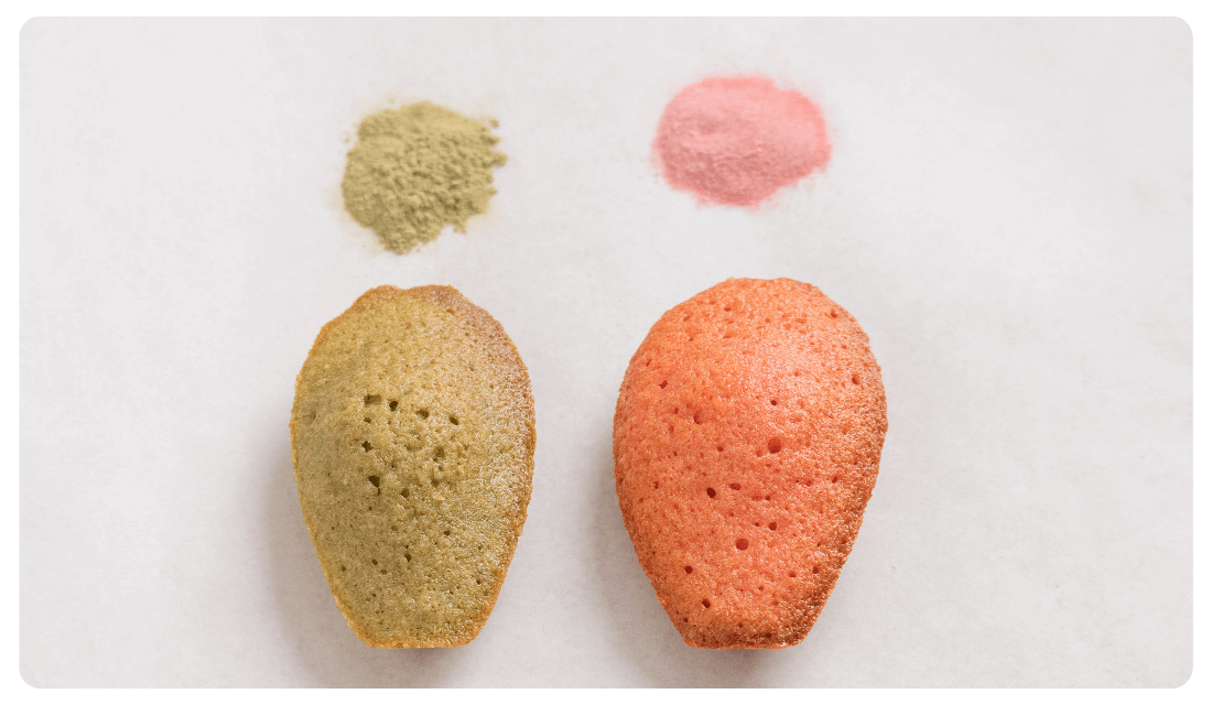 桜パウダー・桜の葉パウダーと桜パウダー・桜の葉パウダーを使ったマドレーヌの写真