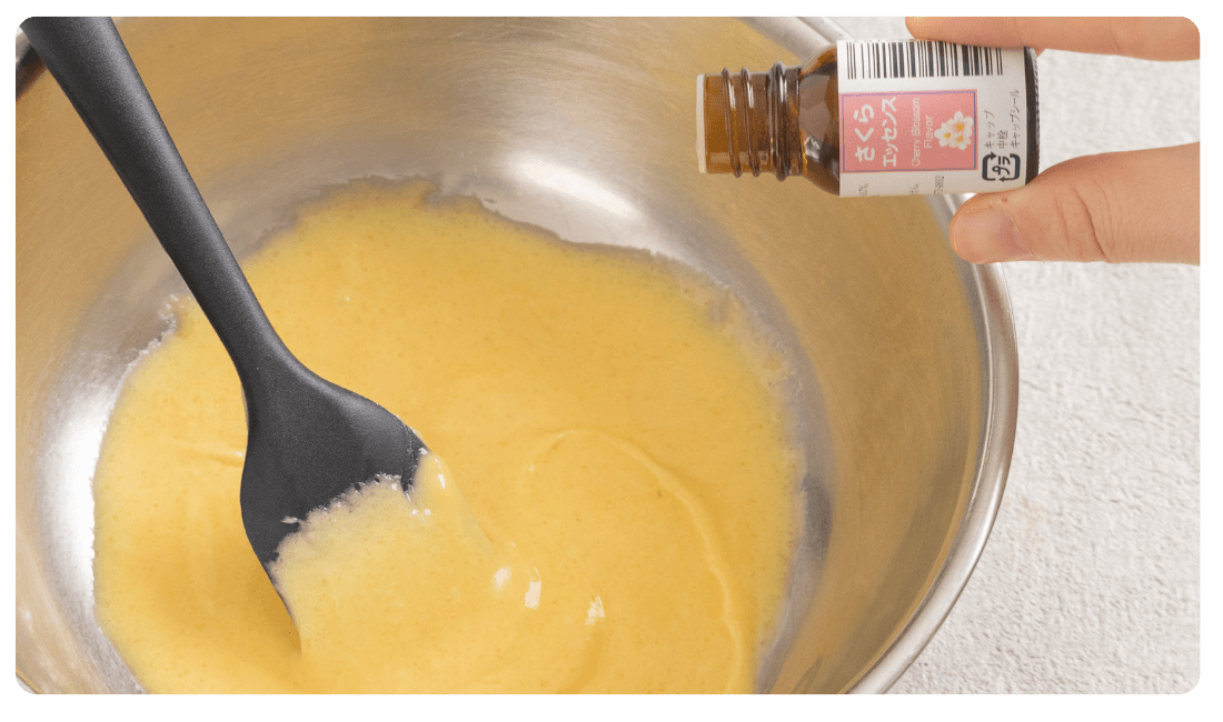 桜エッセンスを生地に加えている写真