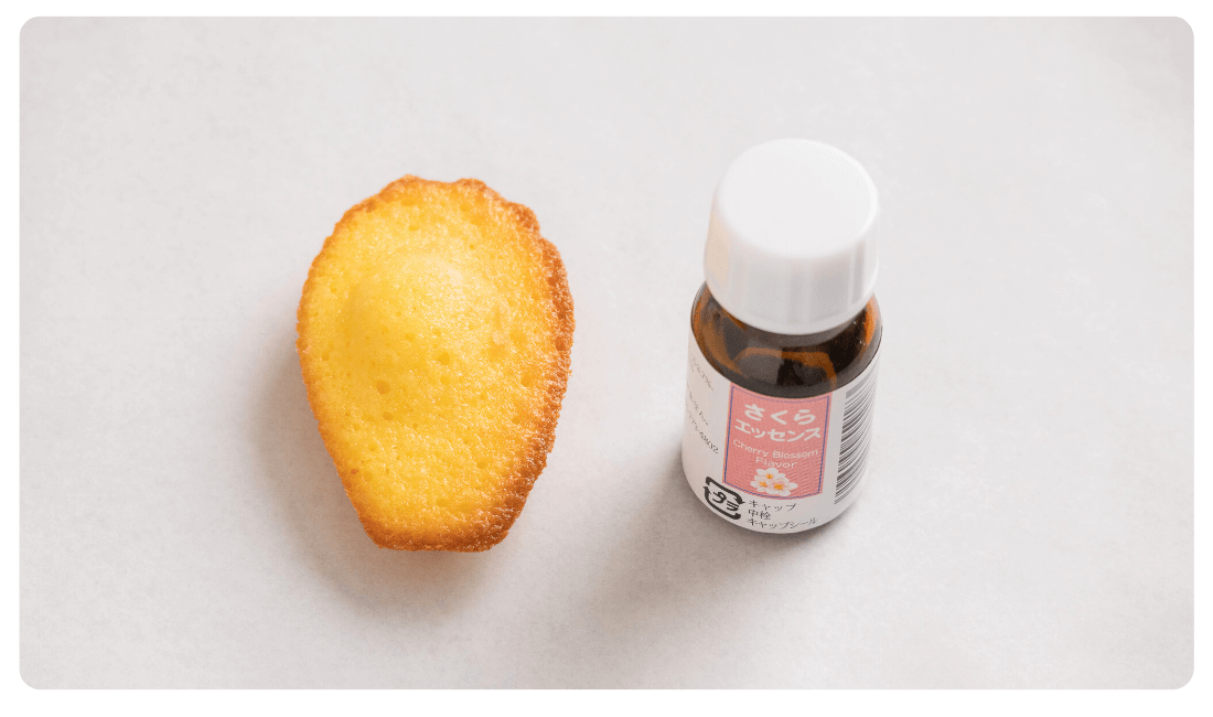 桜エッセンスと桜エッセンスを使ったマドレーヌの写真