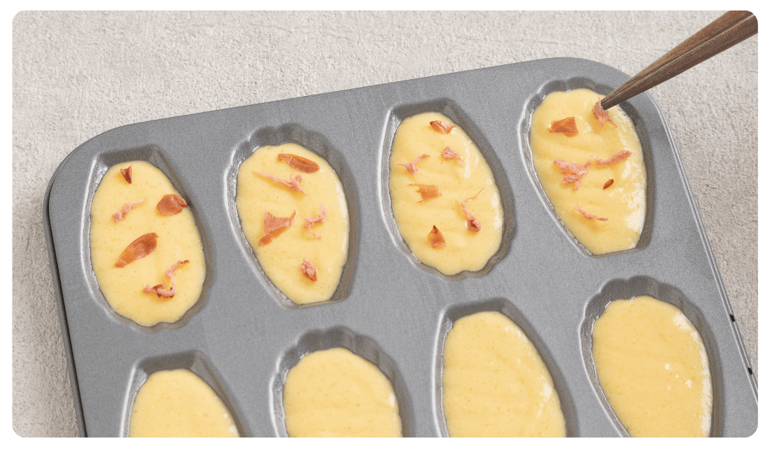 塩抜きにした桜の花を生地にのせている写真