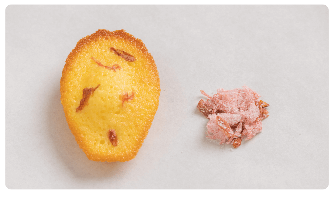 桜の塩漬けと桜の塩漬けを使ったマドレーヌの写真