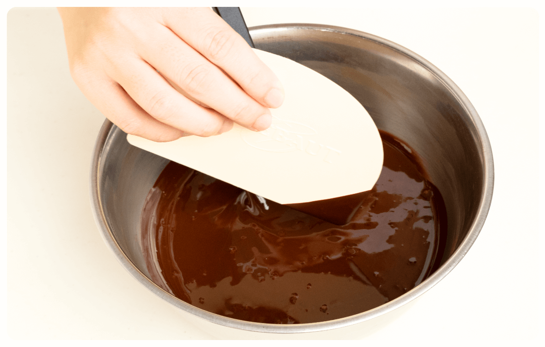 カードに溶かしたチョコを付けている写真