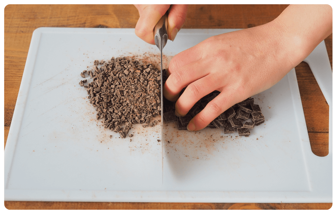 チョコレートを細かく刻んでいる写真