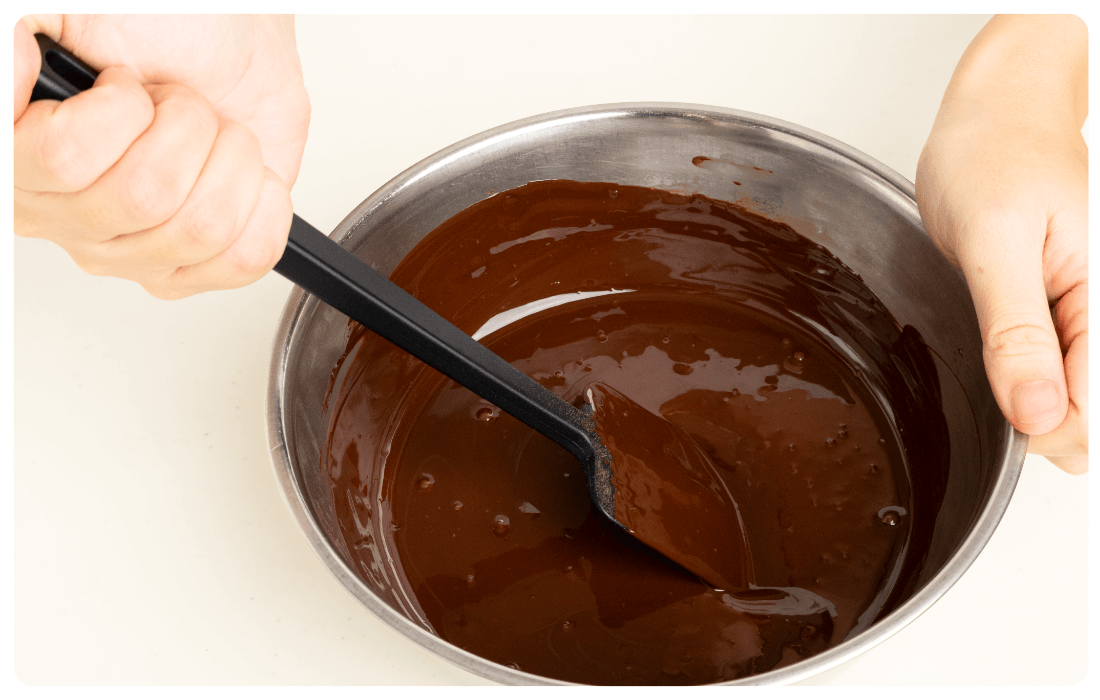 ゴムベラでチョコレートを混ぜている写真