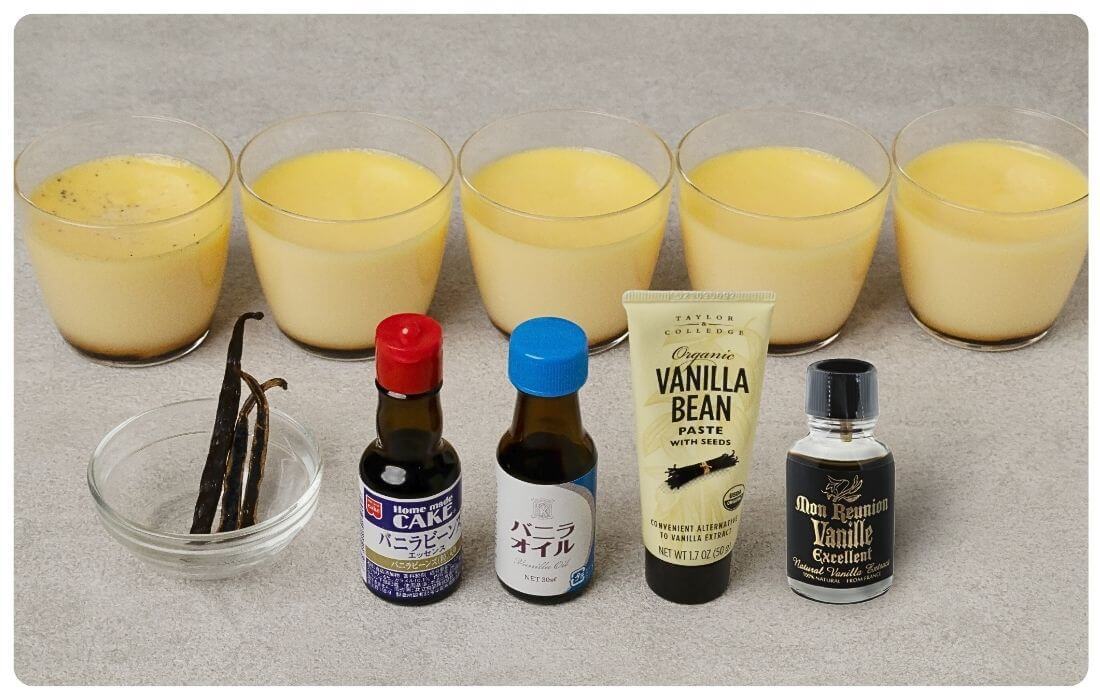 異なるバニラ素材を使った5種のプリンの写真